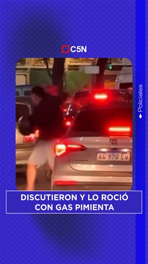 C5N on Instagram: "🫢 DISCUTIERON Y LO ROCIÓ CON GAS PIMIENTA 📍 Ocurrió en Balvanera: una discusión de tránsito entre un motociclista y un automovilista tuvo un fuerte escalada y terminó con agresiones de ambas partes. 📲 De acuerdo con los testigos, el conductor del auto lo roció con gas pimienta, motivo por el cual el motociclista empezó a golpear el vehículo con su propio casco. 🎙️ Informa: @crisromero10"