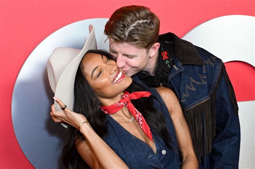 Hunter Woodhall drops 3-word reaction on selfie with wife Tara Davis-Woodhall in latest update