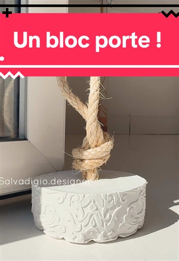 Un magnifique bloc-porte à partir d’un set de table et du ciment ! Une super astuce pour un DIY hyper facile à réaliser ! Un rendu unique .. tout ce que j’aime dans la déco ! Curieuse de savoir ce que vous en pensez ?! #diy #creative #homedecor #interiordesign #decoration