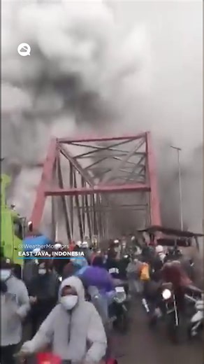 A lahar triggered secondary explosions near the #Semeru volcano 🌋 in Indonesia, causing panic among local residents. | Meteored