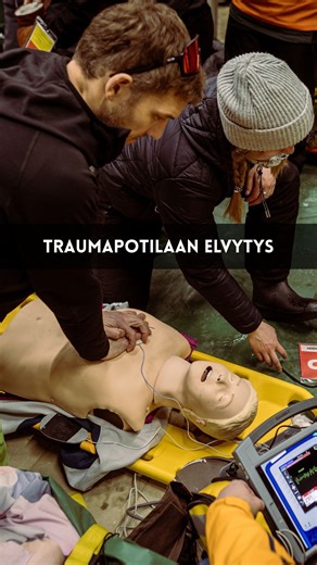 EMC - Emergency Medicine Camp on Instagram: "Traumaperäinen elottomuus - miten traumapotilaan elvytys eroaa normaalista protokollasta? ♨️Muista HOTT ❗️Hypovolemia ❗️O2 puute ❗️Tamponaatio ❗️Tensiopneumothorax 👉 Tyrehdytä suuret vuodot heti – kiristysside on usein paras apu. 👉 Turvaa ilmatie 👉 Avaa IV/IO yhteys ja aloita nesteytys. Älä laimenna traumapotilasta kirkkailla vaan verituotteet heti peliin! 👉 Laukaise jänniteilmarinta tarvittaessa neulatorakosenteesillä tai torakostomialla. 👉 Tamp