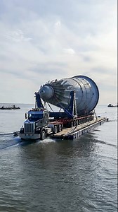 Long Haul Truck Crossing with Heavy Load.🛣️ #trucking #truck #heavyload #trucknation | Extreme Hauler