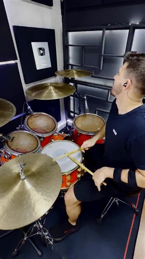 Bruno Mendonça on Instagram: "⚡️ Essa Música MUDA DO NADA! Rockzão vira Dance em DANÇAR NA CHUVA 🤯 Hoje toquei “Dançar na Chuva” – Fernandinho, uma música com uma mistura de estilos totalmente fora do padrão do worship 🔥 Ela começa com uma pegada rock mais pesada, com ataque, condução marcada e aquela energia que faz todo mundo sentir o impacto da bateria. E do nada… ela vira um dance animado, levada aberta e uma vibe completamente diferente! 🥁💥 É exatamente essa mudança brusca que deixa a m