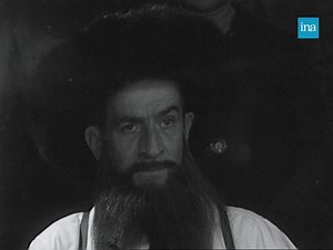 SUR LE TOURNAGE DE RABBI JACOB. Entrez dans les coulisses de l’un des plus grands films de Louis de Funès. Dirigé par Gérard Oury, le tournage se déroule à Saint-Denis, où les décorateurs ont reproduit les échoppes de la mythique rue des Rosiers. Costumiers, figurants, directeur de la photographie, tout le monde s’active autour du rabbi ! | INA