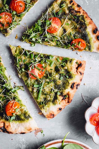 5-Minute Green Pizza Sauce with Basil & Spinach - My Vegan Minimalist