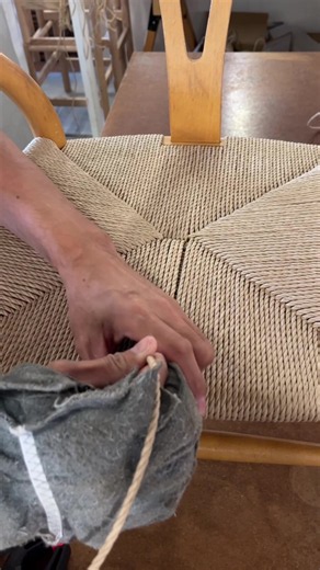 最後の一本を通す — ペーパーコードチェアの座編み作業