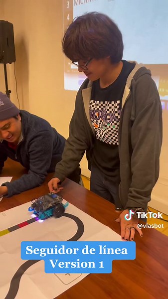 Estudiantes del curso de robótica e integrantes del equipo #Perceptron de #CalleLarga 🇨🇱 comensando a programar el robot mBot 2 para seguir línea. 🤖👩‍💻👨‍💻#robotica #mBot2 #makeblock #Robot #roboticaeducativa
