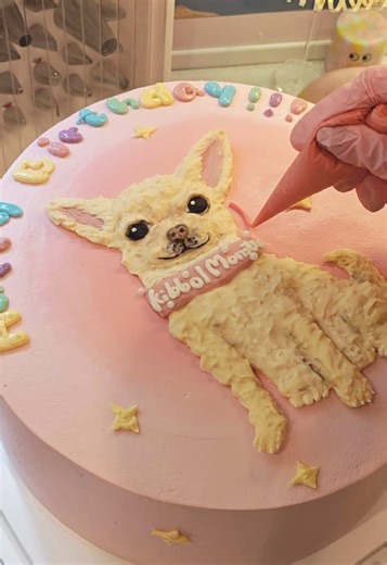 Watch me paint a #chiwawa with buttercream 🧑🏻‍🎨 📍 Pasadena, California 💙 Cake orders are recommended to be 3-4 days in advance 💌 For any inquires/ order placing, DM to IG @unplug_patisserie 🚗 Delivery available #caketok #cakeideas #cutecake #kawaiicake