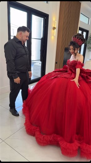 El color rojo en un vestido de quinceañera tiene un significado poderoso y muy especial. Representa: ❤️ Amor y pasión Simboliza un corazón lleno de emociones, amor por la vida y por la familia. 🔥 Fuerza y valentía Una quinceañera de rojo transmite seguridad, carácter y decisión. Es el color de quienes no temen destacar. ✨ Confianza y liderazgo Refleja personalidad fuerte, presencia y elegancia. Dice: “Aquí estoy y sé quién soy.” 🌹 Belleza y sofisticación El rojo es intenso, glamuroso y memorab