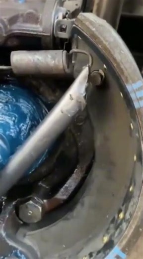 This is how to install a spring on its hook by pulling it with a rod#automobile