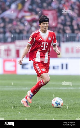 MUNICH, GERMANY - JANUARY 24: Min-Jae Kim (FC Bayern Muenchen, 3) controls the ball during the Bundesliga match between FC Bayern Muenchen vs. FC Augsburg at Allianz Arena on matchday 19 of the 1. Bundesliga on January 24, 2026 in Munich, Germany.   DFL REGULATIONS PROHIBIT ANY USE OF PHOTOGRAPHS AS IMAGE SEQUENCES AND/OR QUASI-VIDEO Stock Photo - Alamy