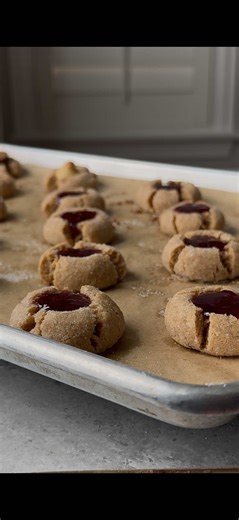 Childhood favorite meets homemade cookie magic 🍪 No mixer. No chill time. Just soft, crumbly peanut butter thumbprint cookies filled with your favorite jelly. Ready from start to finish in 30 minutes. These are dangerously easy to make—and even easier to devour with a glass of milk. I went with classic raspberry, but grape, strawberry, or blackberry all work beautifully. 42 g butter (3 Tbsp) 135 g smooth peanut butter (1/2 cup) 100 g brown sugar (1/2 cup) 1 large egg 130 g AP flour (1 cup) 1/2 