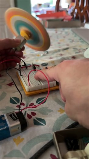 Arduino Motorized Pinwheel – Built using a breadboard, transistor, and motor module