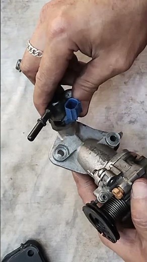 How to Disassemble, Clean & Install a Throttle Body Fast #shorts #motorcyclerepair #mechanic