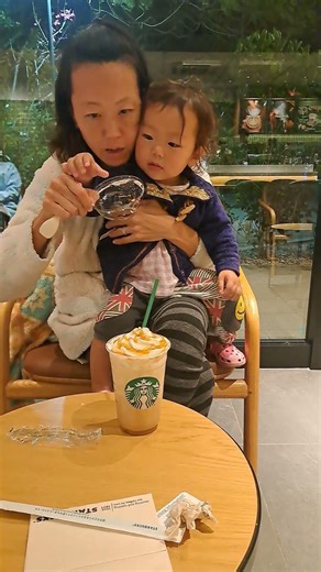 スタバのフラペチーノより、蓋についたクリームが舐めたい(笑)1才7ヶ月赤ちゃん🌺名護市🌺
