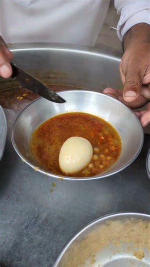 Pumi Master Special Anda Chana | Pakistani Street Food Breakfast | Lahori Egg Chickpeas | QN Vlog