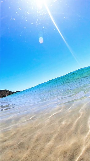 Clear Ocean Waves in Australia: Satisfying Surfing Video