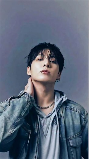 ✧𝓣𝓪𝓮𝓶𝓸𝓸𝓷✧ | 重量和動作會對瓷磚產生壓力。瓷磚會輕微彎曲，從而產生機械應力。瓷磚內部的壓電材料將這種應力轉化為電能。每一步都會產生少量電荷，而數百萬步結合在一起就能產生足夠的電力來驅動LED燈、數字顯示屏和傳感器。在像這樣忙碌的地方，每天大約有240萬個腳步為這一系統作出貢獻。這些電能可以被儲... | Instagram