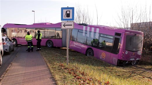 Busfahrer biegt ab und bringt sich damit richtig in Schwierigkeiten