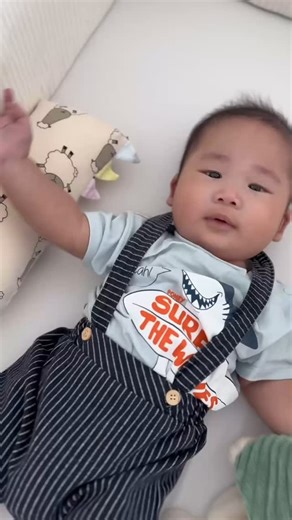 Beblum on Instagram: "Dad-approved, baby-ready 👶💪 Why I love the Starling Cot: 🛏️ Easy-click system = co-sleeper mode in seconds ⬆️ 9 adjustable heights to fit any bed 🛞 6 wheels for smooth moves from room to room 🛠️ No tools needed. Ever. 🦷 Baby-safe paint for my little teether Built for convenience. Designed for real life. #beblum #dadlife #babybump #fatherhood #parenthood #parenting #nursery"