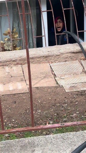 Gönüllü İyilik Hareketi on Instagram: "Çocuklarıyla birlikte kâğıt toplayıp atığı katık eden çaresiz bir anne❤️‍🩹 Baba cezaevinde ve üç çocuğun en büyüğü olan Musa özel bir çocuk ❤️‍🩹 Düzenli gıda desteği sağlamaya çalıştığımız ailelerden… Anne ağlayarak aradı ve kirayı ödeyemediklerini, erzaklarının da bittiğini söyledi. Evin kirası 6000 TL, iki aylık kira borçları var. Koltuğa, yatağa, buzdolabına (var olan bozuk) ve Musa için beze ihtiyaç var. Okula giden çocukların isteği tablet. 🏡Aile iç