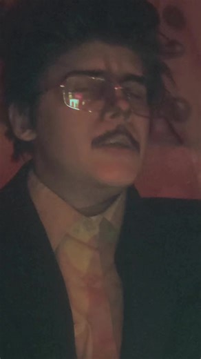 Cosplay del Narrador en The Stanley Parable