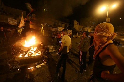 Tourists driving car embossed with Israeli flag attacked by Palestinian mob - i24NEWS