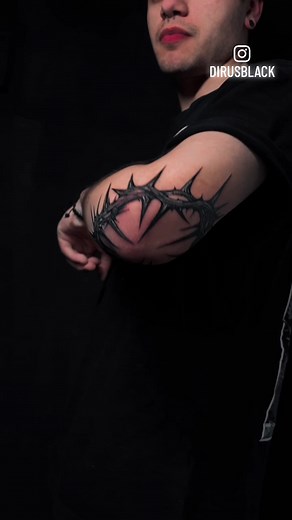 Tatuaje de Corona de Espinas: Diseño y Proceso