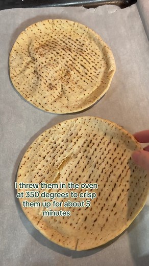 Joseph’s pita bread 🫓 baked for 4-5 mins at 350° Top with pizza sauce (I used Mutti’s pizza sauce) cheese, pepperoni, bacon bits. Turn the heat up to 425° and continue cooking for 7 to 8 minutes. This was better than any cauliflower or chicken crust, trust me! 👌#smallchangesmakeabigdifference #smalllifestylechanges #lowcarblifestyle #lowcarbmom #healthyfood #viralpizzahack #pizzalovers #healthierchoices #highproteinlowcarb #healthyswaps #yumm #delicious | Danielle Broussard