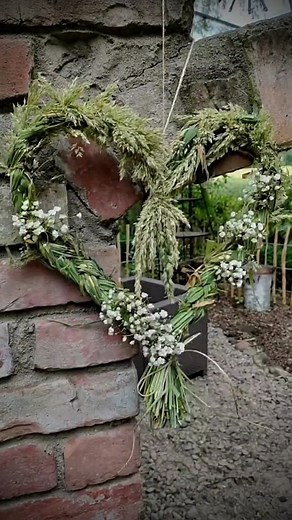 Daniela Sowiak on Instagram: "N'Abend 👋. Gratis bastel Material gibt es gerade jetzt draußen in Hülle und Fülle. Vor allem schöne Gräser wachen am Straßenrand in die Höhe. Bevor die gemeine anreist und die ganze Pracht niedermäht habe ich mir einen Schwung davon geholt und direkt ein Herz gebastelt. Ich wünsche euch einen wunderschönen Abend 💕. #diy #diydeko #dekoidee #dekoherz #gräser #bastelnmitgräsern #herzdeko #selbermachenstattkaufen #kreativzuhause #kreativmitblumen #sodekoriereich #ihlb