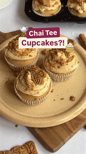 Alnatura | Bio Markt mit Sinn on Instagram: "Wenn Chai Latte ein Cupcake wäre…🧁 Diese winterlichen Chai Latte Cupcakes mit Zimt-Orangen-Frosting und Spekulatius sind mein wahrgewordener Weihnachtsdesserttraum! 😍 Den Teig habe ich hierfür mit dem Chai aromatisiert und nach dem Backen mit einem Frosting mit herrlicher Orangen- und Zimtnote verziert. 🍊 📝 Das brauchst du für 12 Cupcakes: 4 Beutel Chai-Tee 150 ml Milch 120 g Butter, weich 100 g Rohrohrzucker 1 TL Zimt 1 Vanilleschote 2 Eier 1 TL