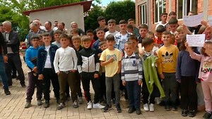 Kur Alsat dhe gazetari Avni Tahiri raportonin live nga protesta e banorëve në Nerovë ne lidhje me shkollën… Ky është raportimi i parë nga atje ku zëri i prindërve dhe nxënësve të Nerovës u dëgjua nga ata që kishin mbyllur sytë e veshët me vite! | Alsat.mk