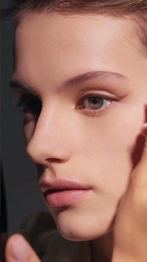 The New Smoky look from the COCO MADEMOISELLE MAKEUP COLLECTION.