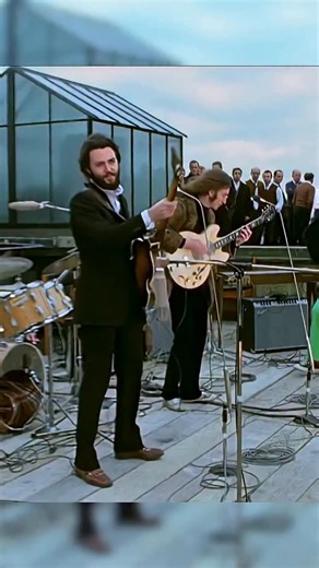 Buenamusicafm FMx on Instagram: "El último concierto oficial de The Beatles para una audiencia pagada fue el 29 de agosto de 1966, en el Candlestick Park de San Francisco, pero su última actuación en vivo improvisada y famosa fue en la azotea de Apple Corps en Londres, el 30 de enero de 1969. El cuarteto de Liverpool, acompañados del tecladista Billy Preston, se reunió de forma sorpresiva en la azotea de los Apple Corps –el estudio de grabación de la banda– en Londres, y tocaron durante unos 40 