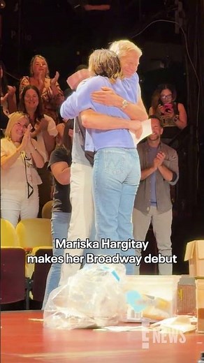Mariska Hargitay makes her brilliant Broadway debut in "Every Brilliant Thing." ✨ (🎥: @JPASC24)