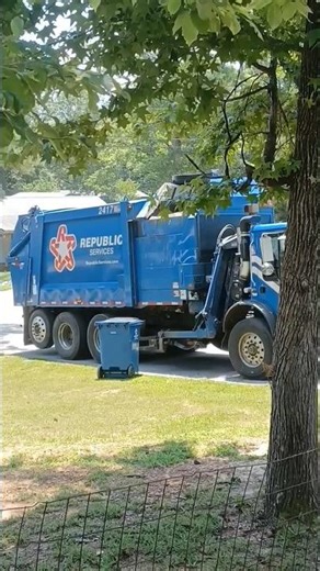 Republic Services Heil Python side loader garbage truck in Springville, TN