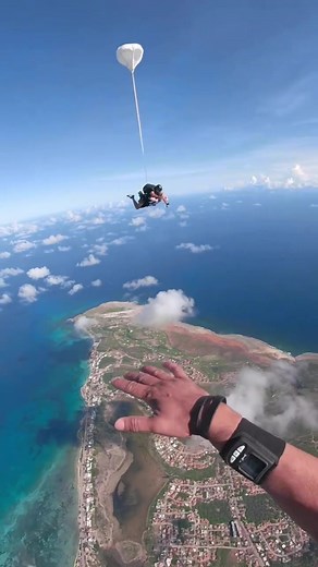 Atrévete a vivir la aventura al extremo y disfruta de Aruba desde el cielo. Lánzate y vive la adrenalina junto a 📸@skydivearuba #Aruba #skydiving #paracaidas #aventura #travel