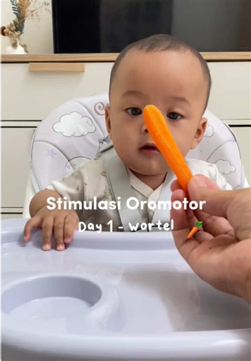 Nak bayik lagi belajar pegang benda dengan tekstur berbeda biar oromotornya makin terlatih ya naak 😚🤍 Stimulasi oromotor dengan apalagi nih, moms? Ada ide? 😄 #stimulasibayi #stimulasioromotor #bayi5bulan #stimulasi #oromotorbayi
