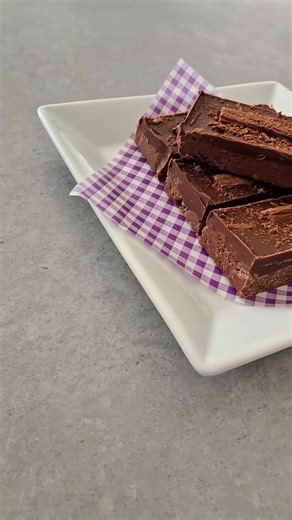 Simple Flake Slice #recipe #fyp #followformore #flake #TreatYourself Ingredients: 100g unsalted block butter (melted) 600g chocolate biscuits (e.g. bourbon biscuits), finely crushed 1 can sweetened condensed milk 2 Cadbury Flake bars 300g milk chocolate 150g milk chocolate spread Extra flake for topping Method: Melt the block butter in the microwave. Crush the biscuits into a fine crumb using a food processor. Combine the crushed biscuits, melted butter, and condensed milk in a bowl. Mix thoroug