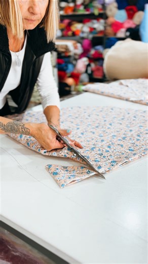 MUNDO TELAS🌎 | Telas - Mercería on Instagram: "💡TUTORIAL🙌🏼 Zulmi te enseña a cortar una pollera plato! . Clave para hacer disfraces! En especial para los actos del colegio! . Te resultó útil? Te leemos! . . . #pollera #tutorial #comohacer #costura #disfraces #polleraplato"