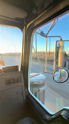 Done found myself back inside some old iron!!! Yes lawd!!! Sounding better than wet 🐈 #caterpillar #kenworthw900 #jakebrake #kitty #fyp