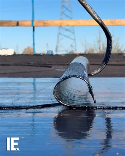 Watch the careful, precise work it takes to lay down asphalt. 📽️: Instagram/ torontoroofing.ca #AsphaltArt #SatisfyingWork #RoofingLife #ConstructionBeauty | Interesting Engineering