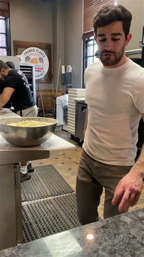 Look sharp !' Roberto om deck !! #pizza #pizzarecipes #itspizzatime #pizzaschool