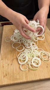 217K views · 756 reactions | Voici comment faire des oignons secs et croustillants ! | Recettes faciles | Facebook