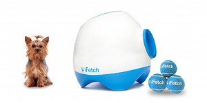 iFetch je automatický házeč míčků. Unaví se dřív pes, nebo stroj?