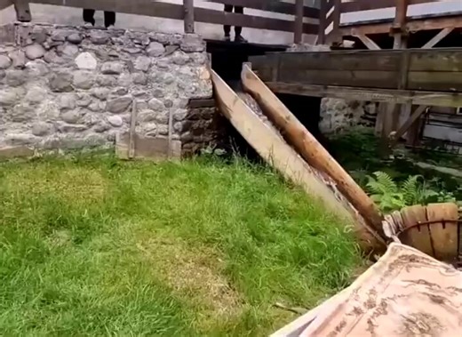 In Romania, a traditional system called vâltoare uses river water to spin wooden tubs and wash large blankets naturally, acting like an early washing machine while saving effort and water 🌊