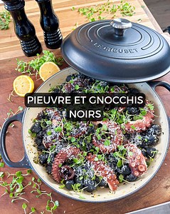 PIEUVRE ET GNOCCHIS NOIRS 🐙avec mon nouveau kit Le Creuset Canada couleur Licorice! ⚫️ ️Aujourd'hui je cuisine l'une de mes protéines préférées, la pieuvre! J'honore en même temps mon tattoo sur l'avant-bras. 😉Pour faire un clin d'œil à la couleur Licorice de ma cocotte ovale et ma braisière de Le Creuset, j'accompagne notre pieuvre de gnocchis à l'encre de seiche, le visuel est tout simplement incroyable 😎Oh et en passant, les produits Licorice de Le Creuset sont à 40% de rabais jusqu'au 6 f