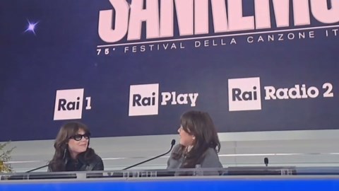 Vale Lp e Lil Jolie e "Se io non voglio, tu non puoi", il significato dei cartelli sul palco dell'Ariston