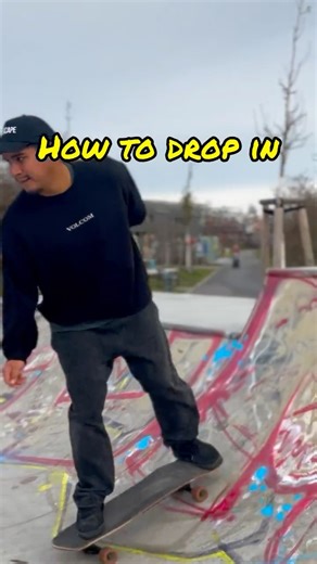 Snap Club Berlin on Instagram: "How to DROP IN in 3 steps ⬇️ 1️⃣ Place your back foot across the tail 2️⃣ Set your front foot above the front truck 3️⃣ Lower your center of gravity before initiating the drop Send this to a friend who’s learning to drop in and follow us for more surfskate tutorials 🛹✨"