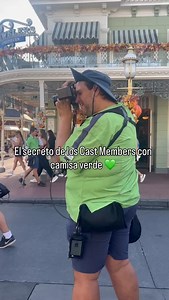 ✨ Tip Disney que casi nadie aprovecha: Los Cast Members vestidos de verde son los fotógrafos oficiales 📸 Pueden tomarte la foto aunque no tengas Memory Maker. La verás en tu app (con marca de agua) y, si les pides con una sonrisa, ¡también pueden tomarla con tu propio celular! 💚🏰 💡 ¿Qué es el Memory Maker? Es el paquete para descargar todas las fotos en alta calidad y sin marcas de agua, incluidas algunas atracciones. Escríbenos para comenzar a planear tu próximo viaje! #MamasViajeras #Viaja